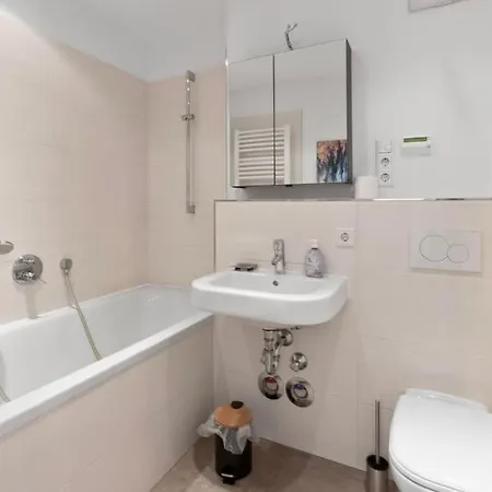 Luxus Im Zentrum Fuer 6 Personen Mit 3 Zimmern, Balkon, Parkplatz, Wlan Daire