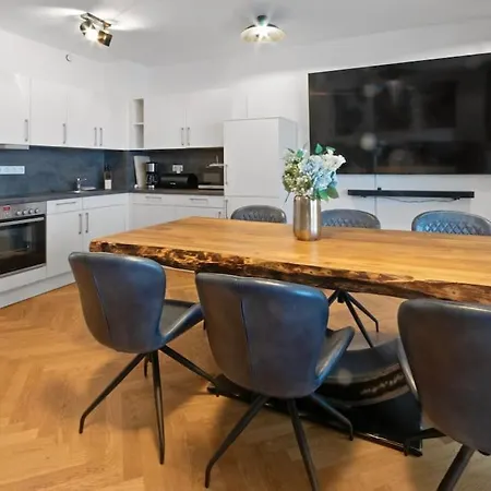 Lejlighed Luxus Im Zentrum Fuer 6 Personen Mit 3 Zimmern, Balkon, Parkplatz, Wlan