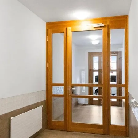 Luxus Im Zentrum Fuer 6 Personen Mit 3 Zimmern, Balkon, Parkplatz, Wlan Lejlighed