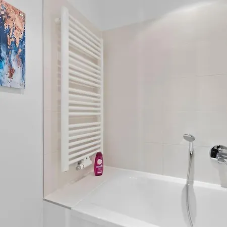 Luxus Im Zentrum Fuer 6 Personen Mit 3 Zimmern, Balkon, Parkplatz, Wlan * Dresden
