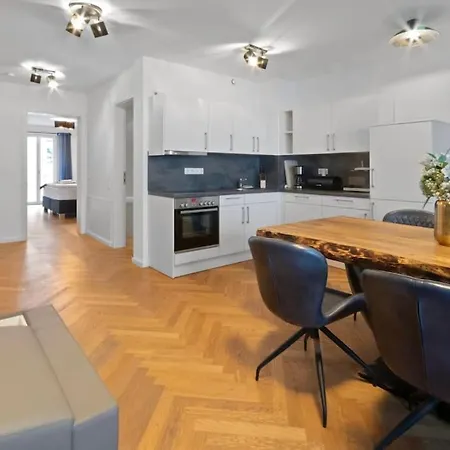 Daire Luxus Im Zentrum Fuer 6 Personen Mit 3 Zimmern, Balkon, Parkplatz, Wlan